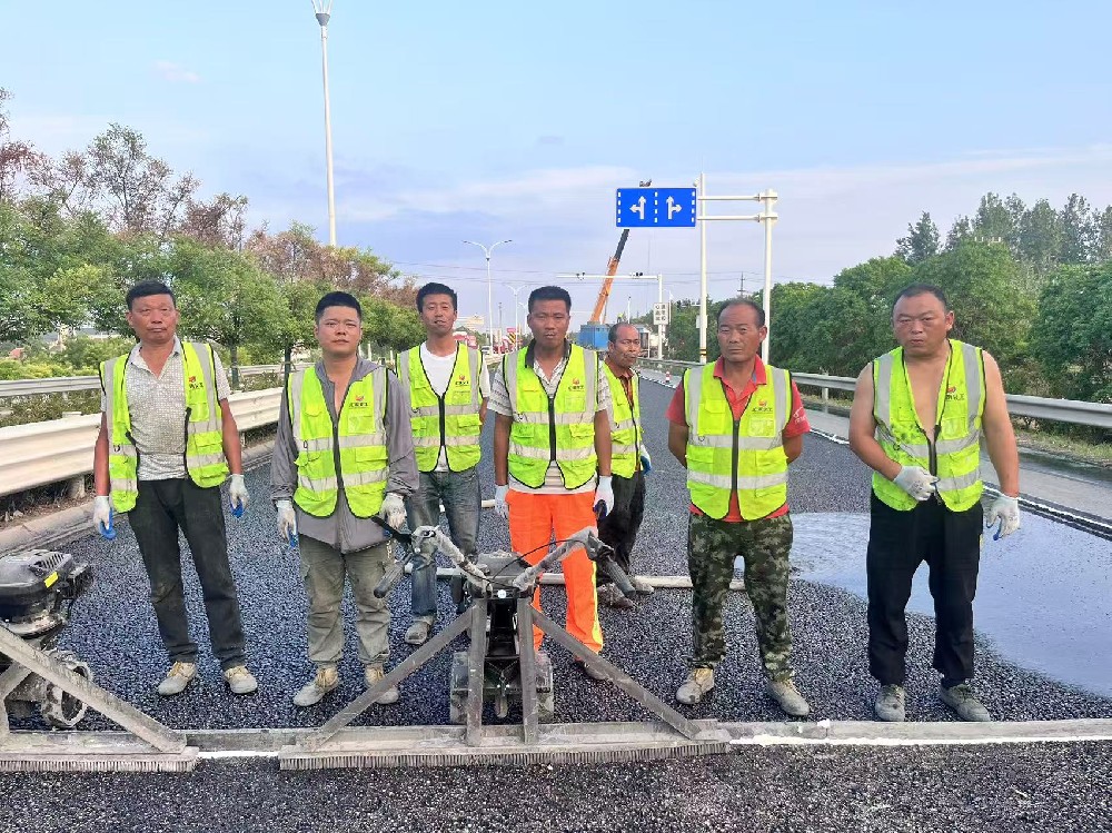 2025.5.19泰州兴化灌浆复合抗车辙路面施工现场