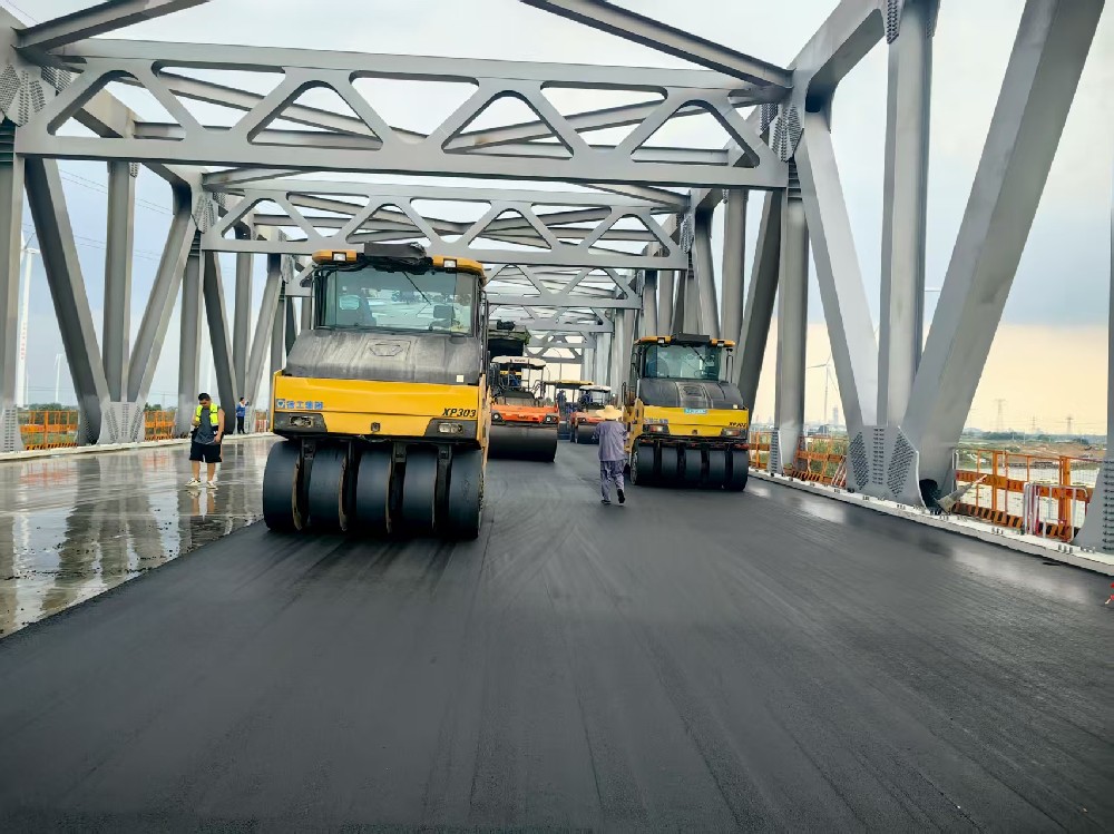 2025.8.29热拌环氧钢桥面铺装技术成功应用于无锡地区